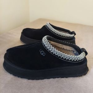 UGG Tazz Slippers in Black Size 9